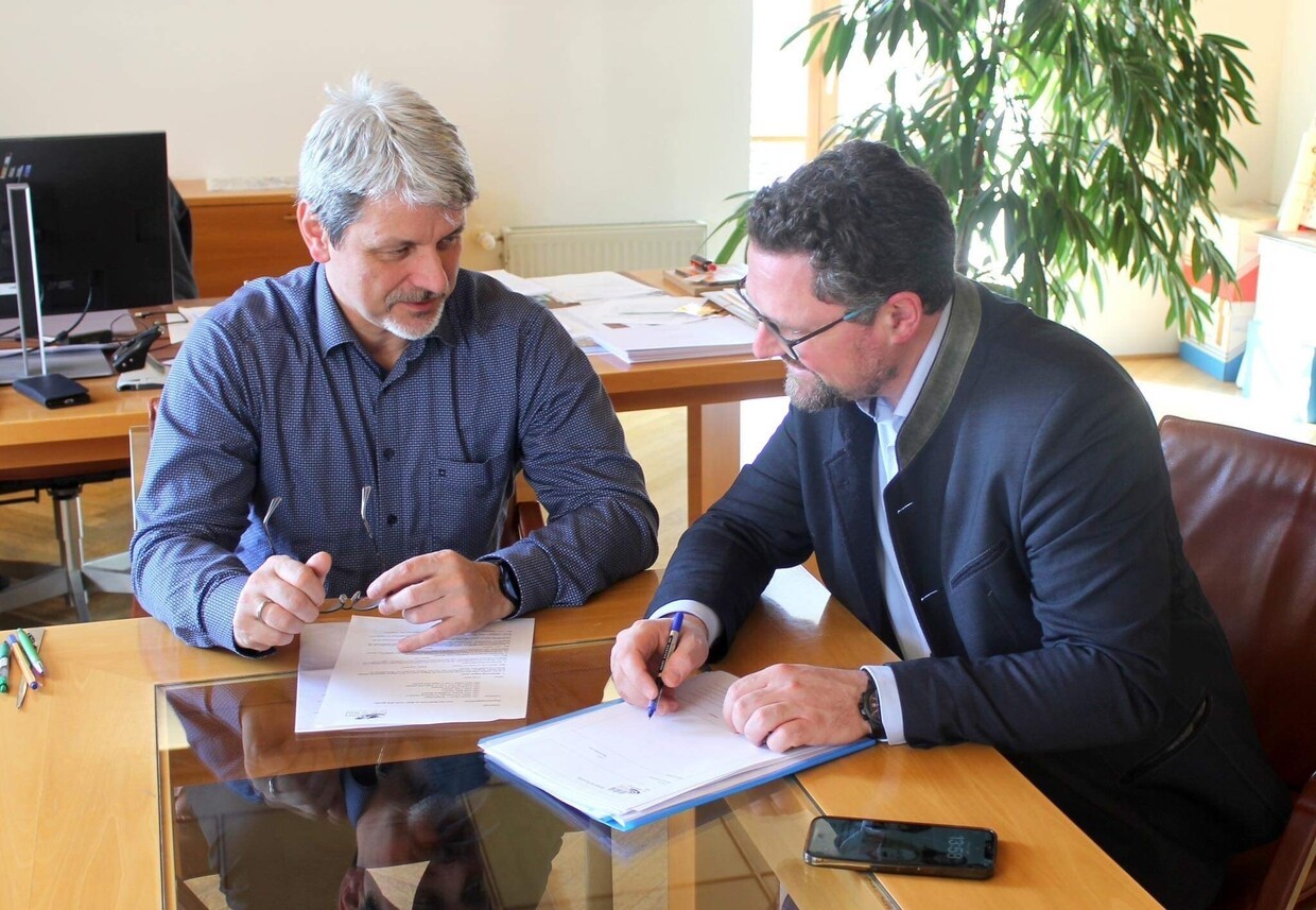 © Gespräch vor Ort: Bürgermeister Sandro Bauer (li.) und MdL Dr. Gerhard Hopp (re.). (Foto: Büro MdL Dr. Hopp)