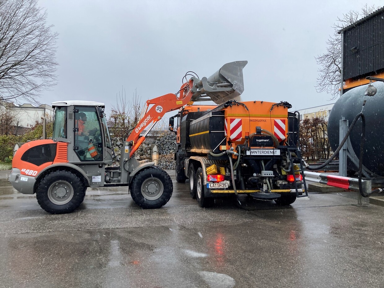 © Von links mit Salz, von rechts mit „Gurkenwasser“. In der Straßenmeisterei in Landshut wird das Winterdienstfahrzeug für den Einsatz betankt. Foto: Franziska Weigand/ Staatliches Bauamt Landshut